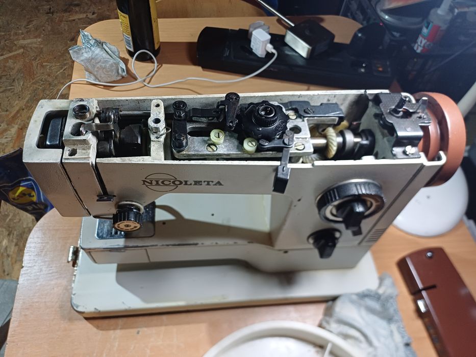 Masina de cusut NICOLETA,  functionala, necesita reglaj