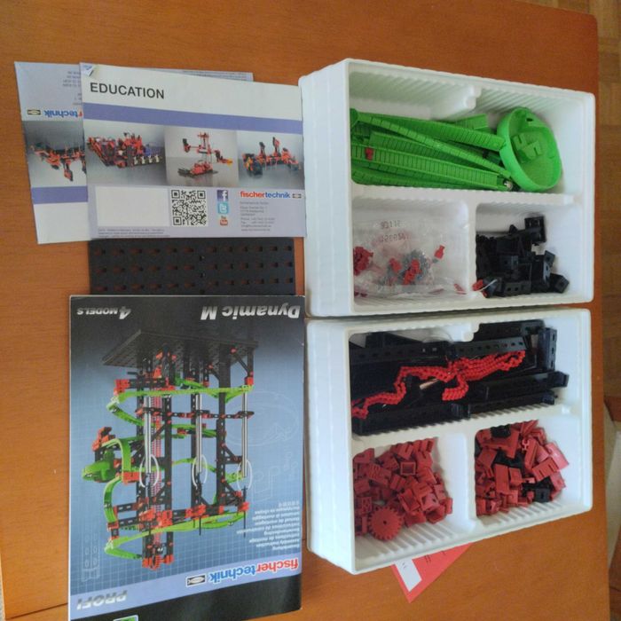 Конструктор "Fischer Technik" за сглобяване на писти с топчета.