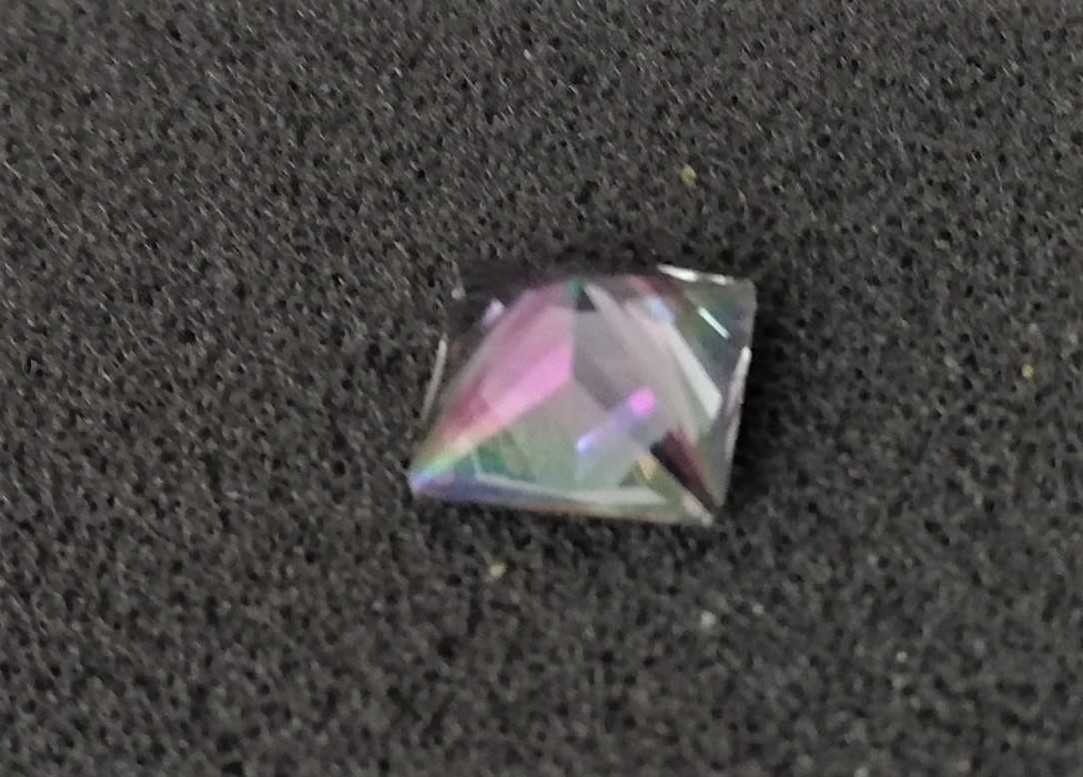 Сапфир - квадрат фасет, 3.80к., многоцветен