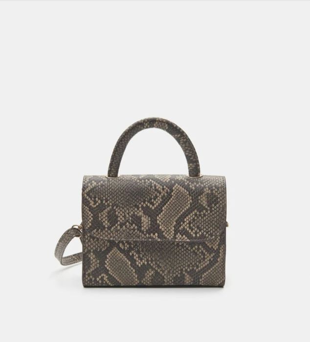 Sinsay  Нова, с етикет