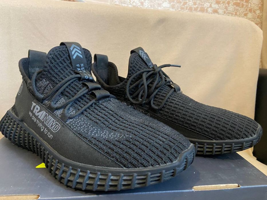 Отдам бесплатно кроссовки