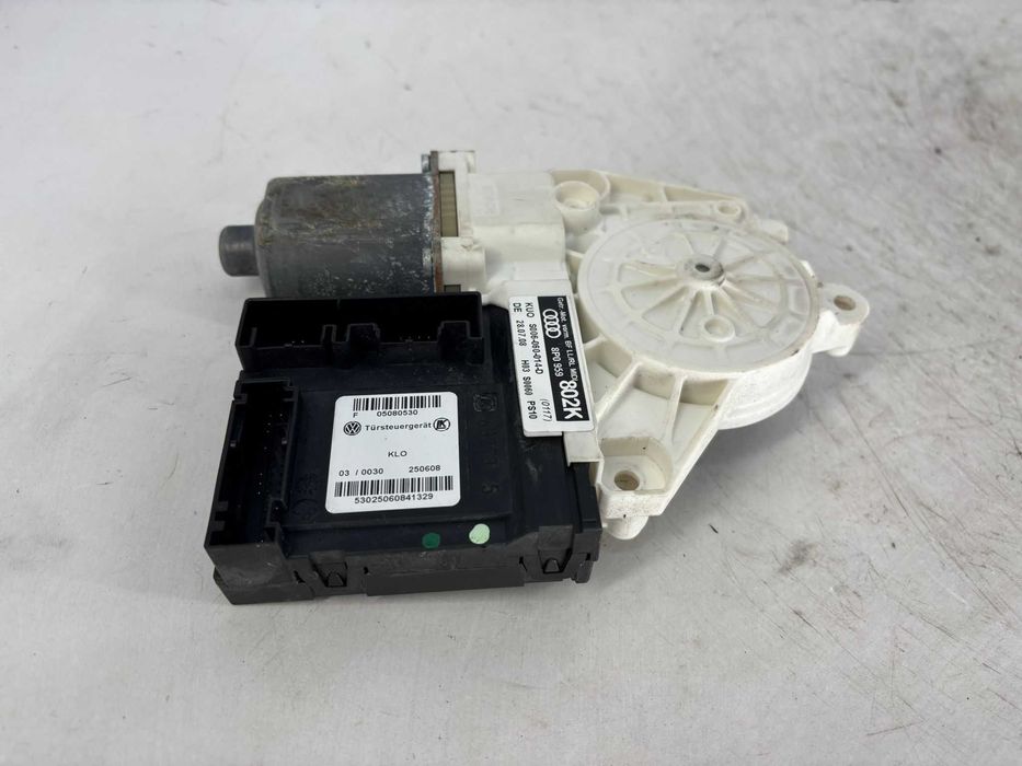 Motoras geam dreapta/stanga fata/spate Audi A3 8P an 2008