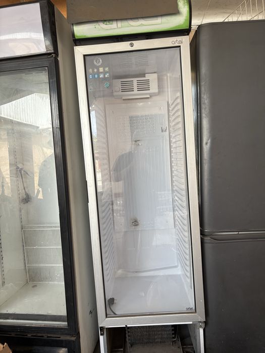 Продам не рабочий витринный холодильник.
