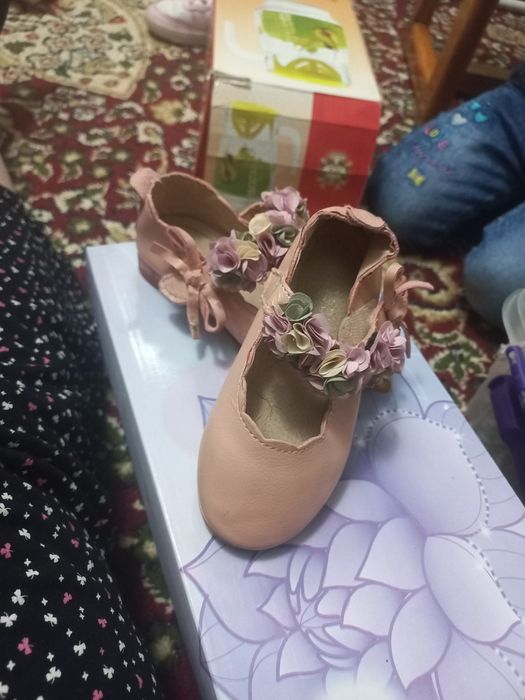 Детская обувь продаётся