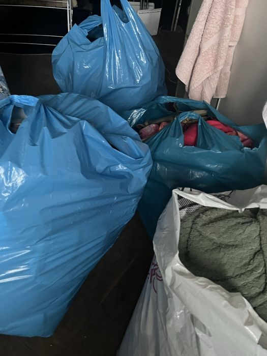 Човали с дамски дрехи, аксесоари и обувки