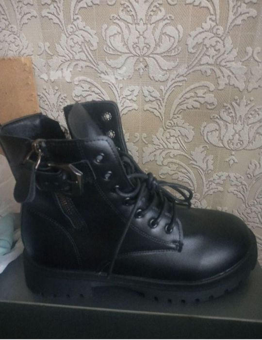 Продам женские ботинки