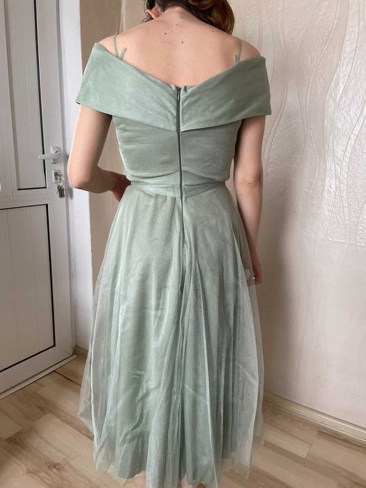 Рокля с рамене под коляното