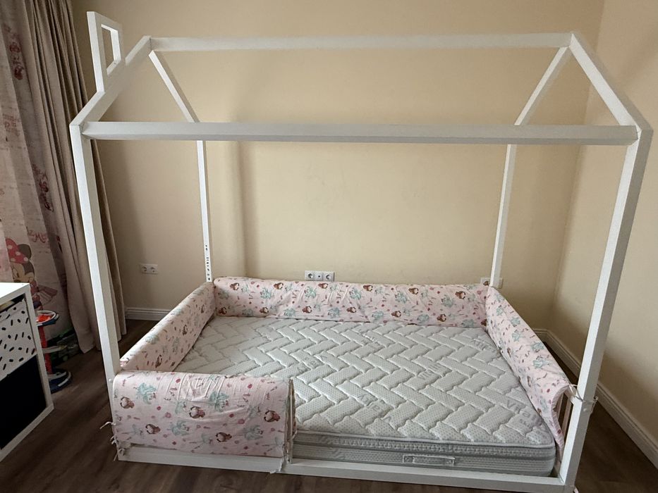 Pat tip Montessori casuta 200x140cm  Cu Saltea VitalCare cu două fețe de dormit