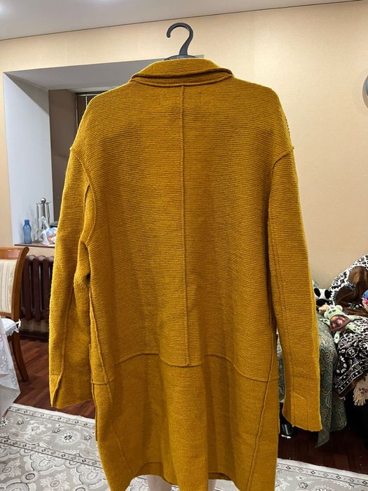 Желтое осеннее пальт