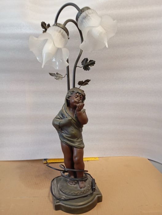 Френската настолна лампа в стил Art Nouveau