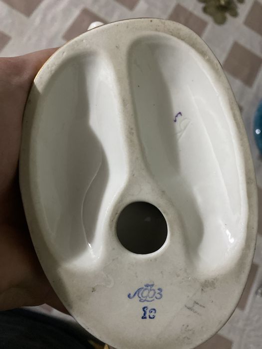 Продам фарфоровую статуэтку