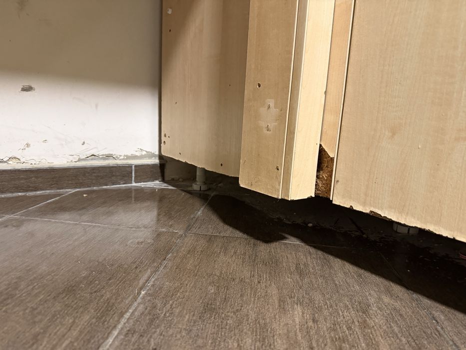 До 25.03.2026! Голяма кухня 267 на 137 см  с барплот, шкафове и мивка