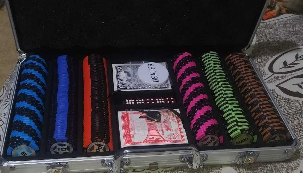 Шикарный Набор для игры в покер 300 фишек в  кейсе, премиум качество!!