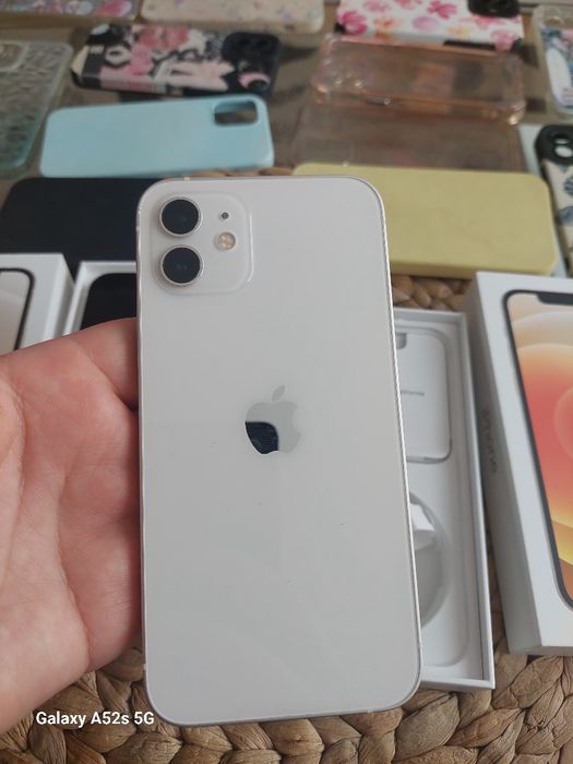 Два броя айфон 12