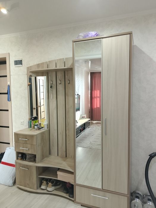 Шкаф в прихожую в хорошем состоянии