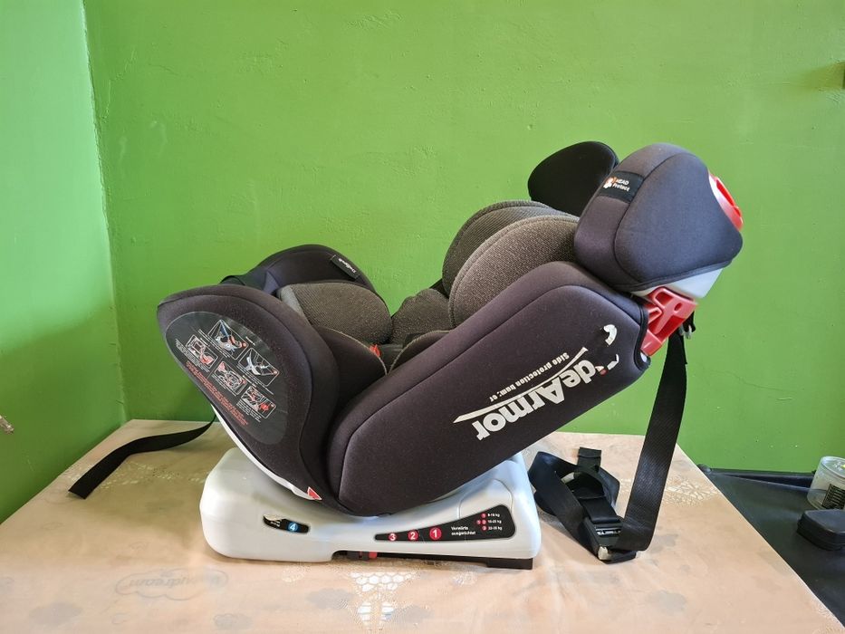 Детски / бебешки стол за кола с вградена ISOFIX система.