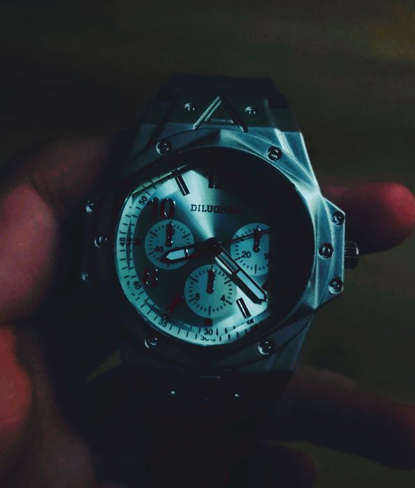 Часовник чисто нов на 1 месец