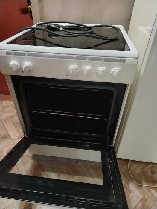 Печка и хладилник работещи