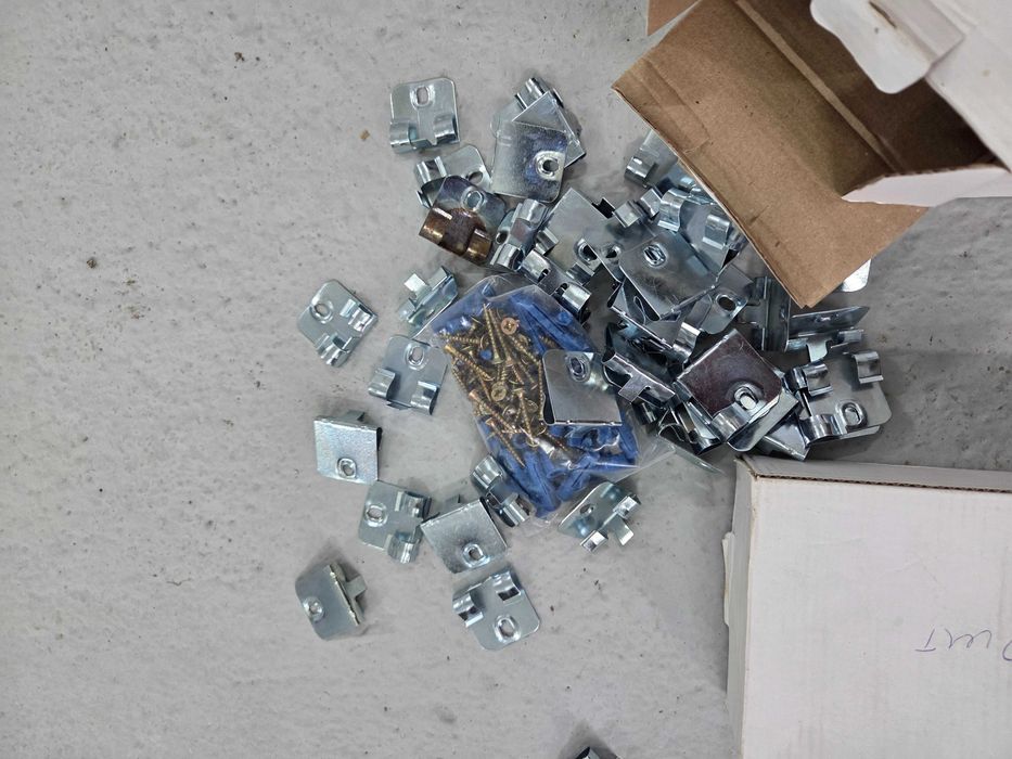 Клипсы монтажные для плинтуса