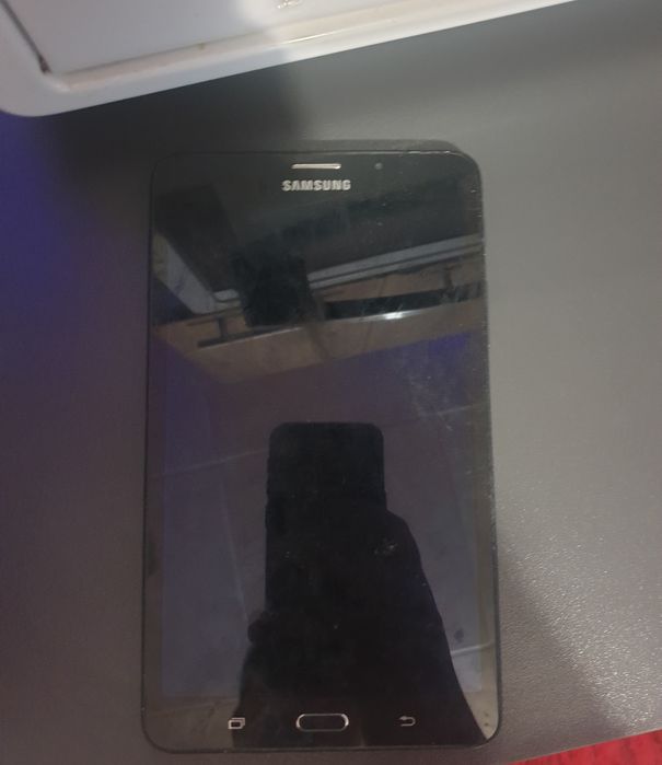Vand tablets Samsung in stare foarte buna  fara  are  32g  merge bine cu sim liber retea