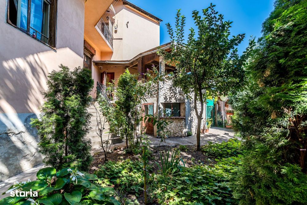 Apartament cu 4 camere si terasa si curte proprie, langa primarie