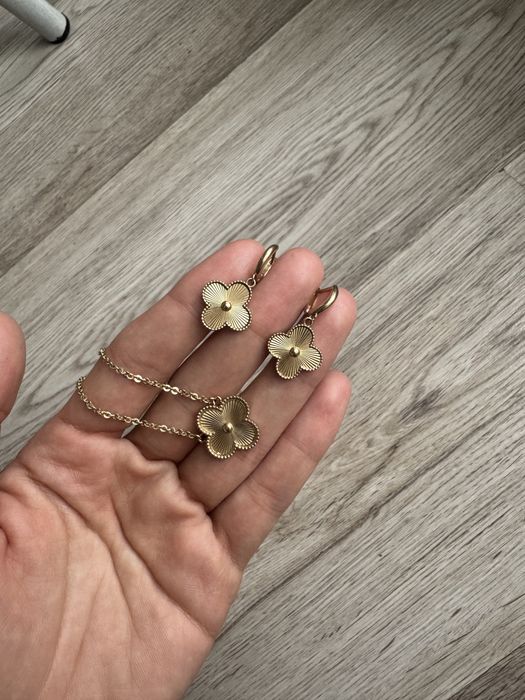 Продам золотые серьги и подвеску Van cleef