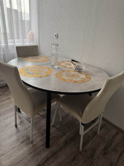 Продам стол и стулья.