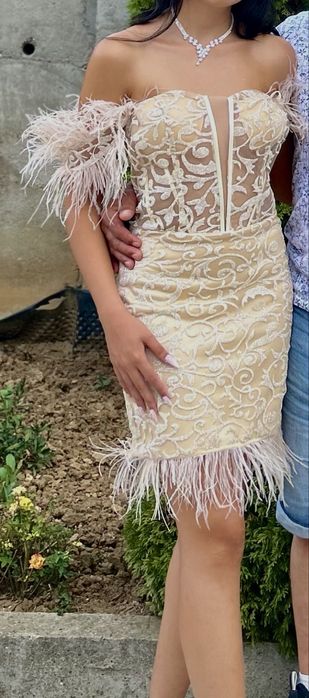 Продавам официална рокля с пера и блясък – Като нова!