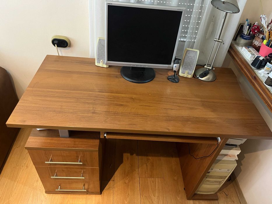 Стабилно бюро в отлично състояние !