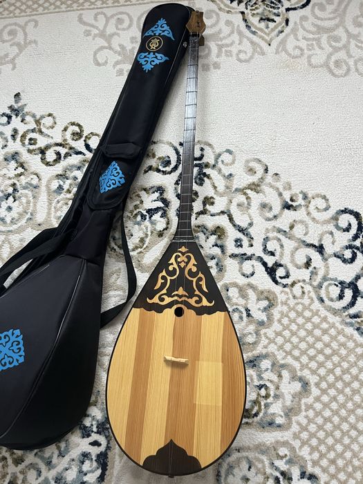 Домбыра вместе с чехлом