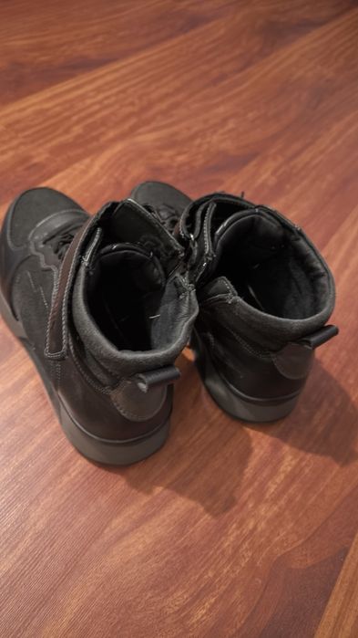 Ботинки продам , размер 39 .