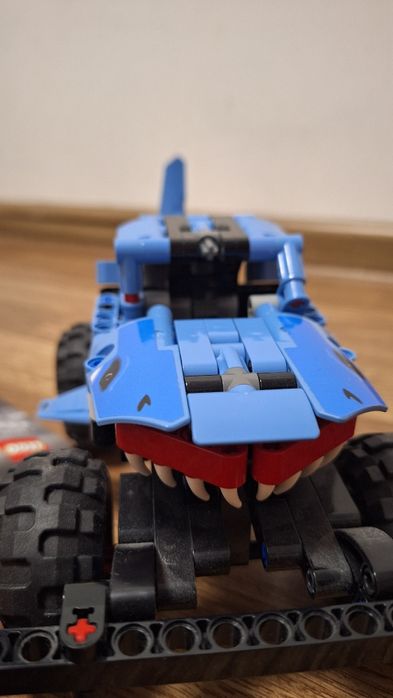 Vând Lego Technic Monster Jam Megalodon