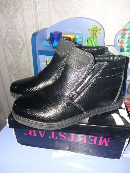 Продам осенние ботинки на мальчика.