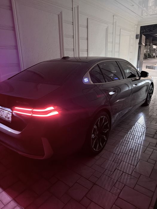 Продаю BMW i5 eDrive35L в идеальном состоянии, техпаспорт 2024 года.