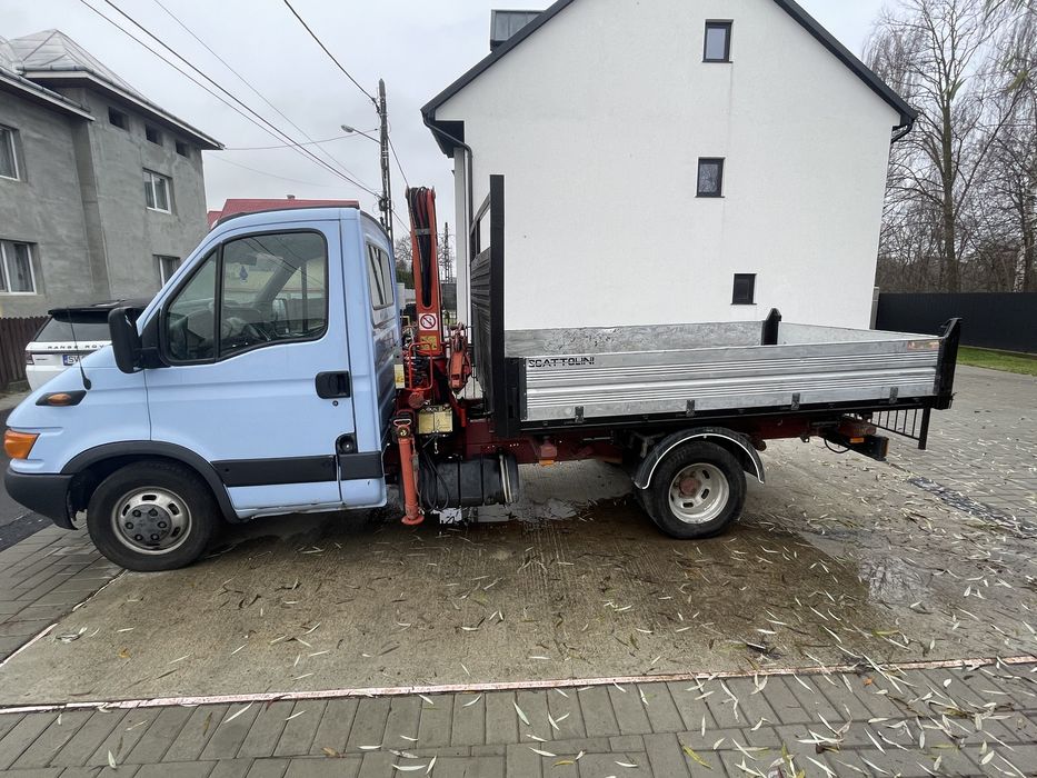 Camioneta basculanta cu macara