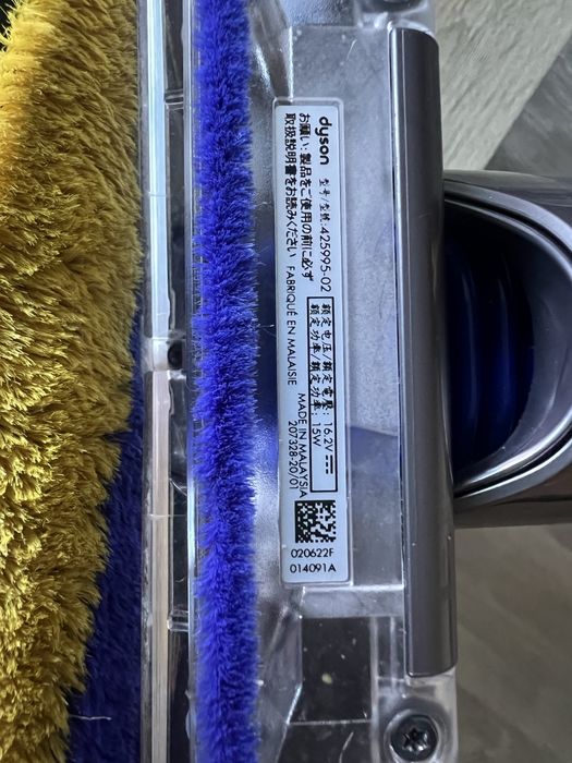 Dyson V12 четка с лазер