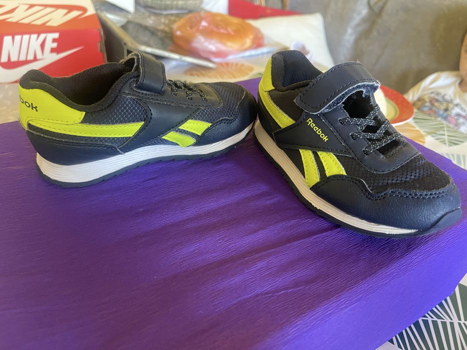 Детски маратонки, носени в добро състояние