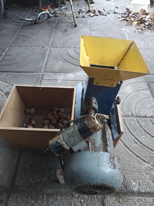 Машина за чупене на орехи и лешници