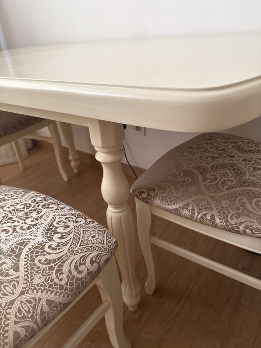 Продам стол с 4 стульями дерево