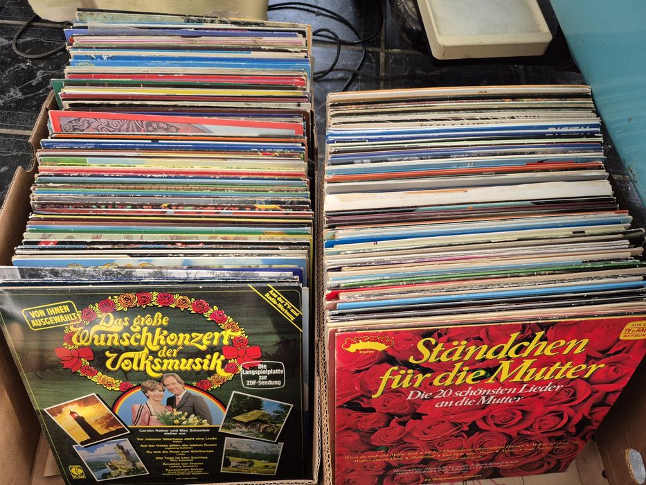 Lot Discuri Vinil colectie 200 in stare buna cu muzica usoara 

- Tot