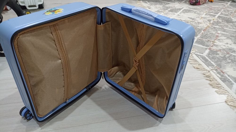 Чемодан на колесах , сумка в дорогу