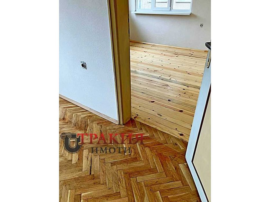 Два етажа от масивна къща с гараж под Аязмото