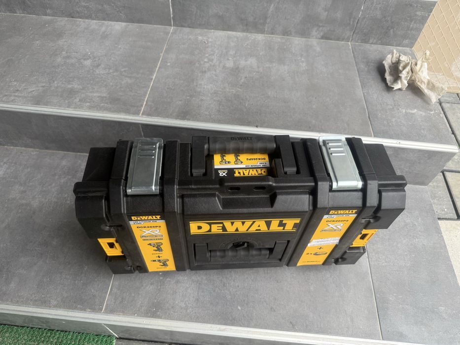 Vind set Dewalt nou  neutilizat niciodata