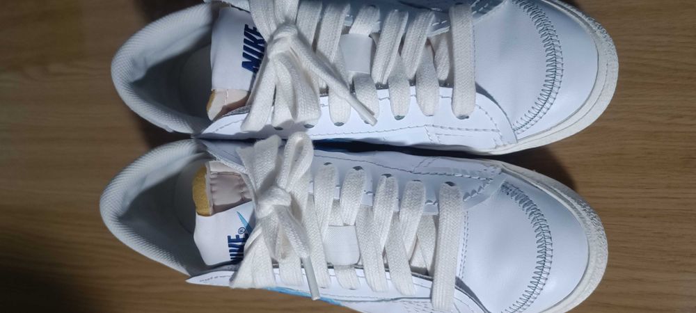 Vând adidasi, aproape noi