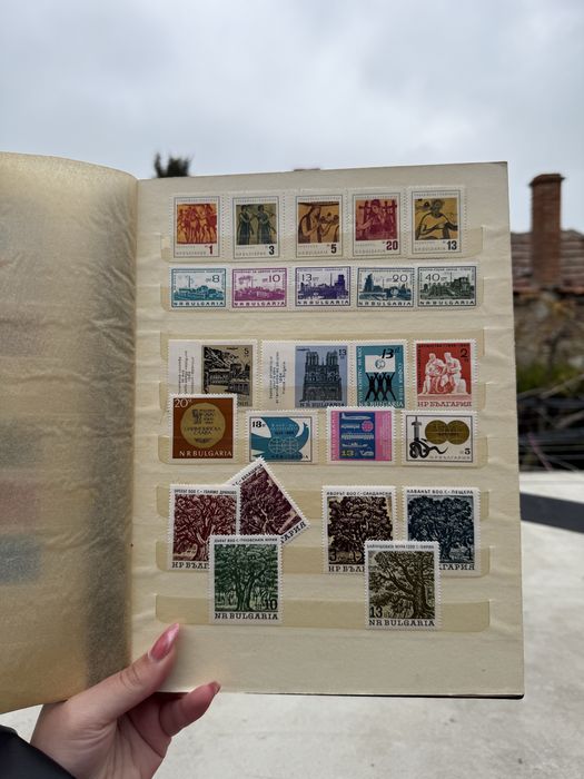 Голям класьор с различни пощенски марки