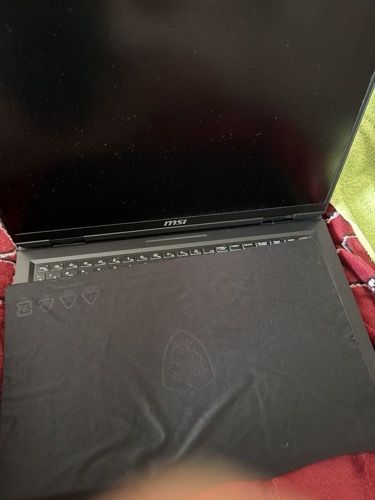 Vand sau schimb leptop 18’ MSI A VECTOR sau schimb cu unu cu rtx5090 si dif din partea mea grantie 1 an si 6 luni Altex