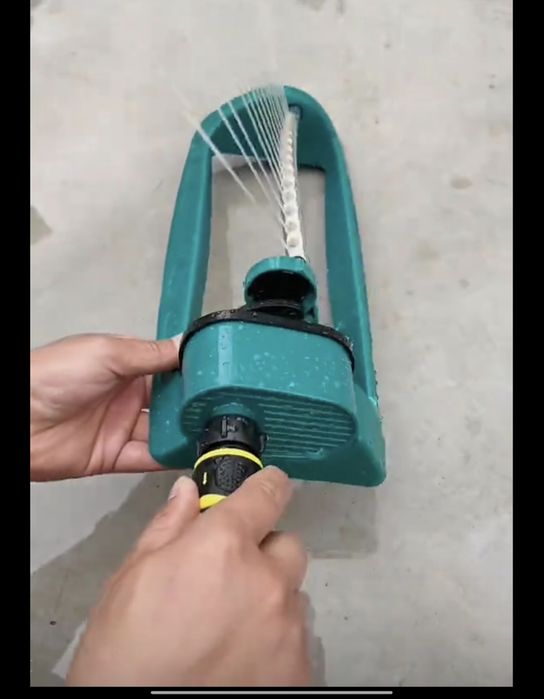 Фонтан во дворе в природе.