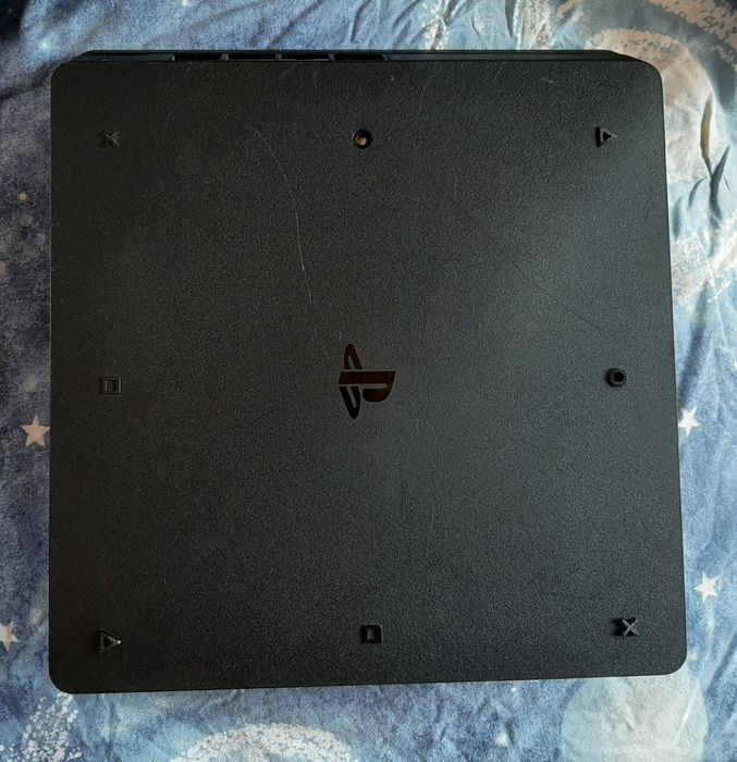 Vând PlayStation 4 slim în stare bună ps4
