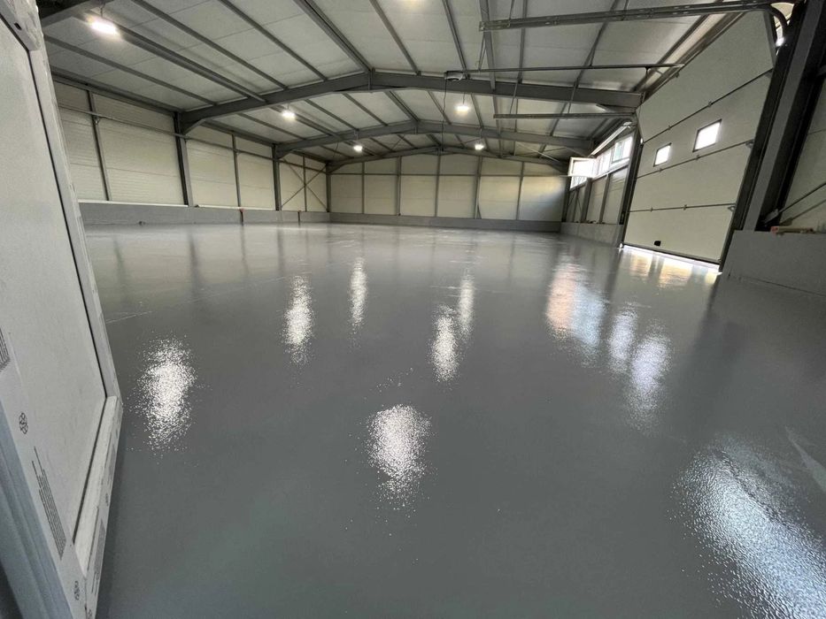 Vand Hala Metalica cu usi completa la gata cu panouri sandwich