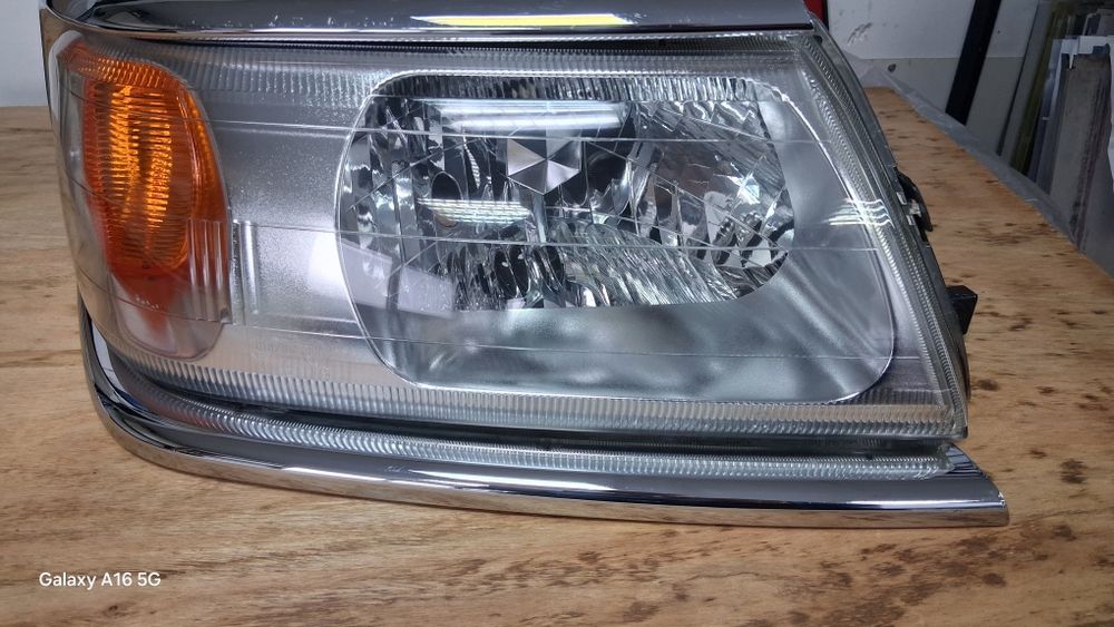 Фар Mitsubishi Pajero sport